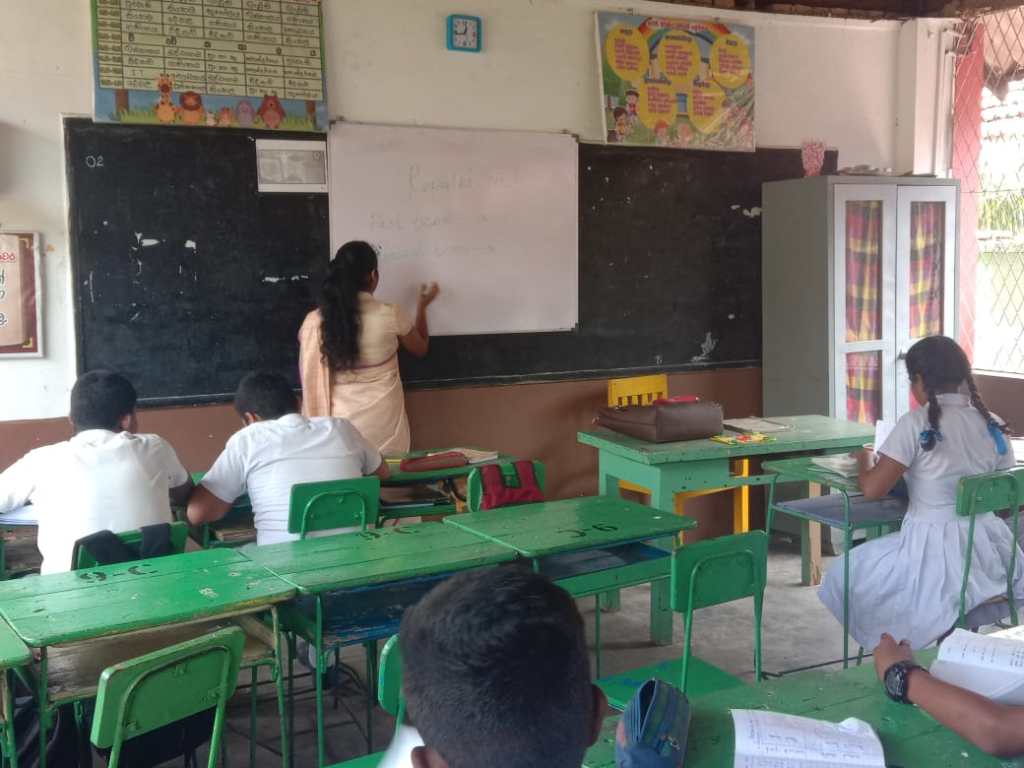 A group of people in a room

Description automatically generated